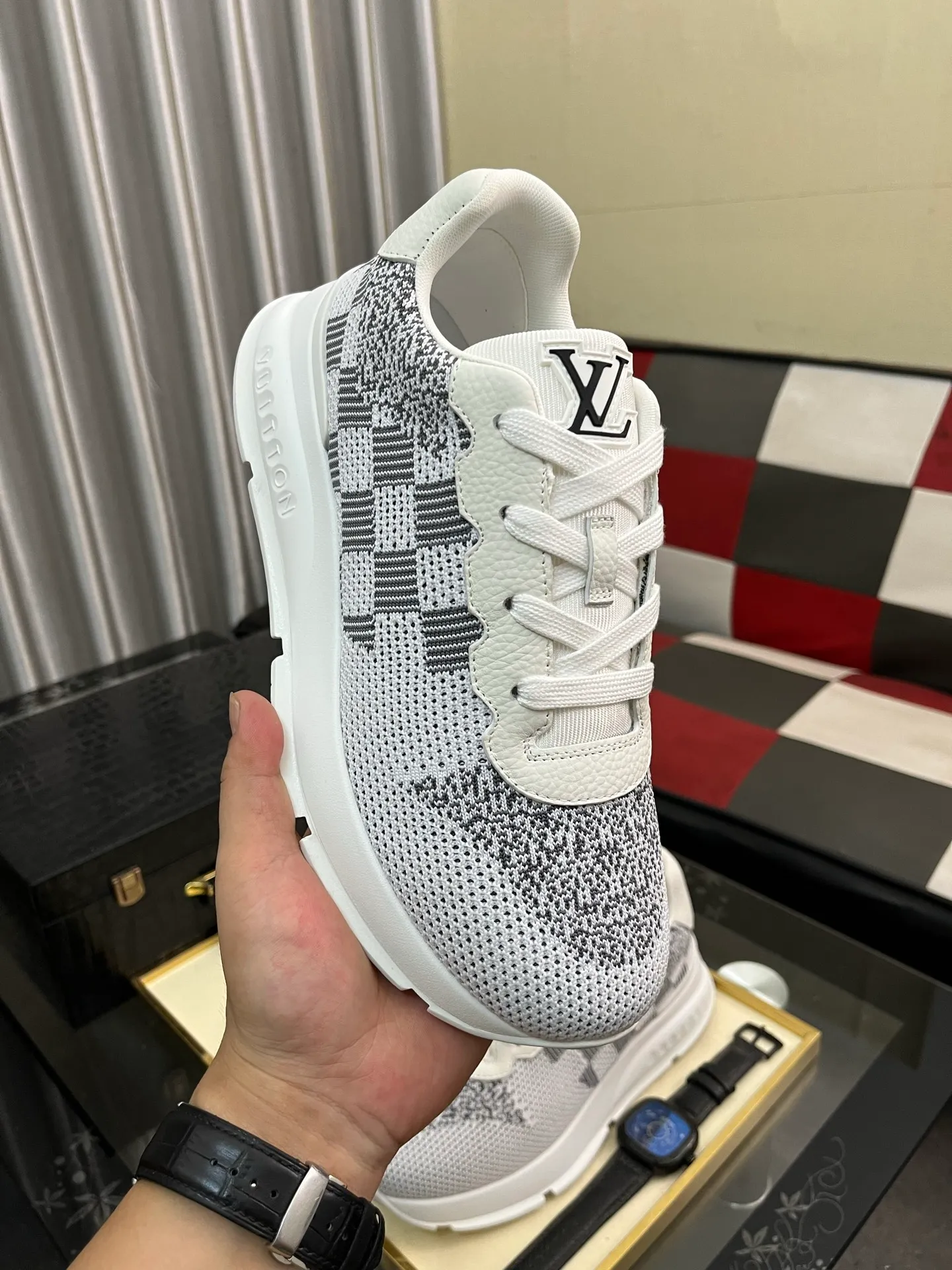 Men's Men's Shoes 💰640⌚️⌚️LV TARINE Louis Vuitton L Family Donkey Brand Casual Sports Shoes Skateboard Shoes Original purchase, development and production This LV Trainer sneaker is made of cow leather to create a complex upper, which requires several hours of ingenious sewing to complete. Inkjet printing renders a unique retro effect, and the classic configuration is from the hands of Virgil Abloh, showing the inspiration of retro basketball shoes. Exquisite packaging at the delivery counter🛍📦 ▪️Fabrics: Original customized first-layer cowhide ▪️Inner lining: Original customized breathable mesh ▪️Outsole: Original molded two-color TPU combination outsole ▪️Size: 38-44
